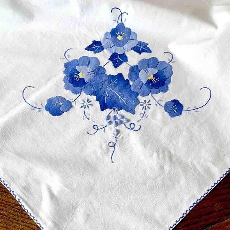 テーブルクロス 白無地にブルーの花刺繍 パッチワーク刺繍 大判 テーブルクロス 白無地にブルーの花刺繍 パッチワーク刺繍 大判