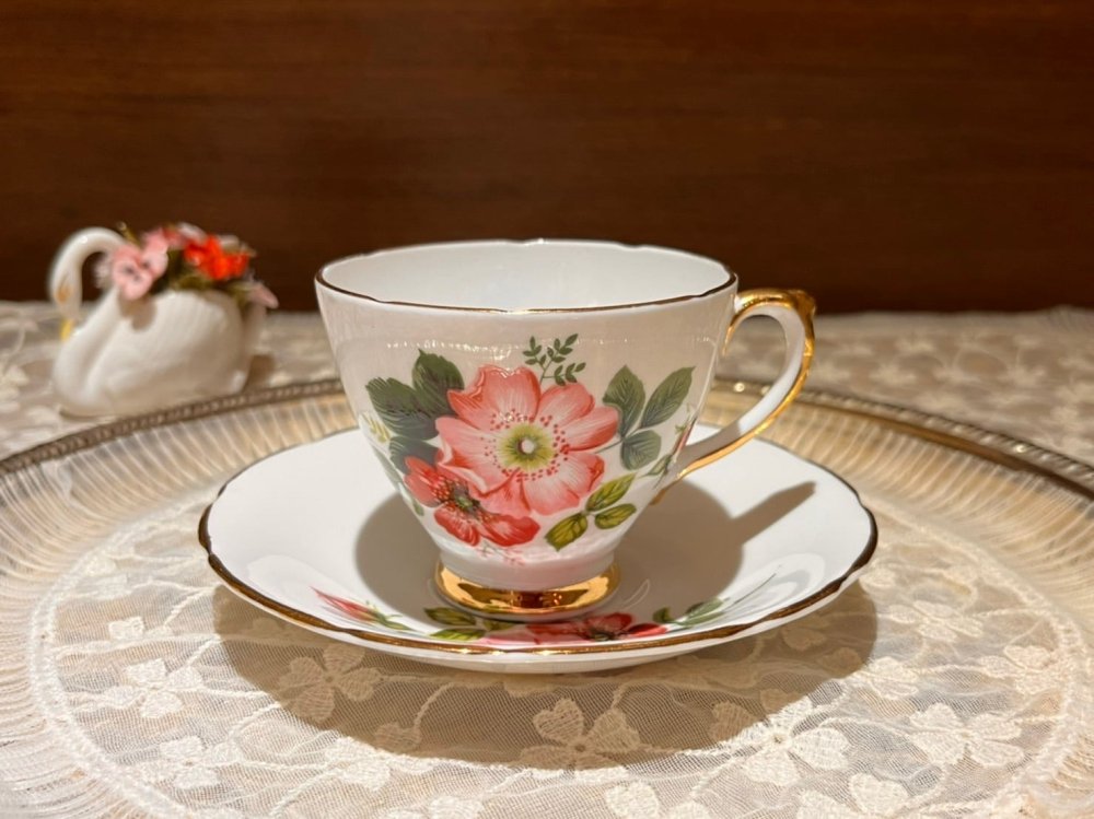 デルフィーヌ　ハンドペイント　花柄のティーカップ＆ソーサーの画像
