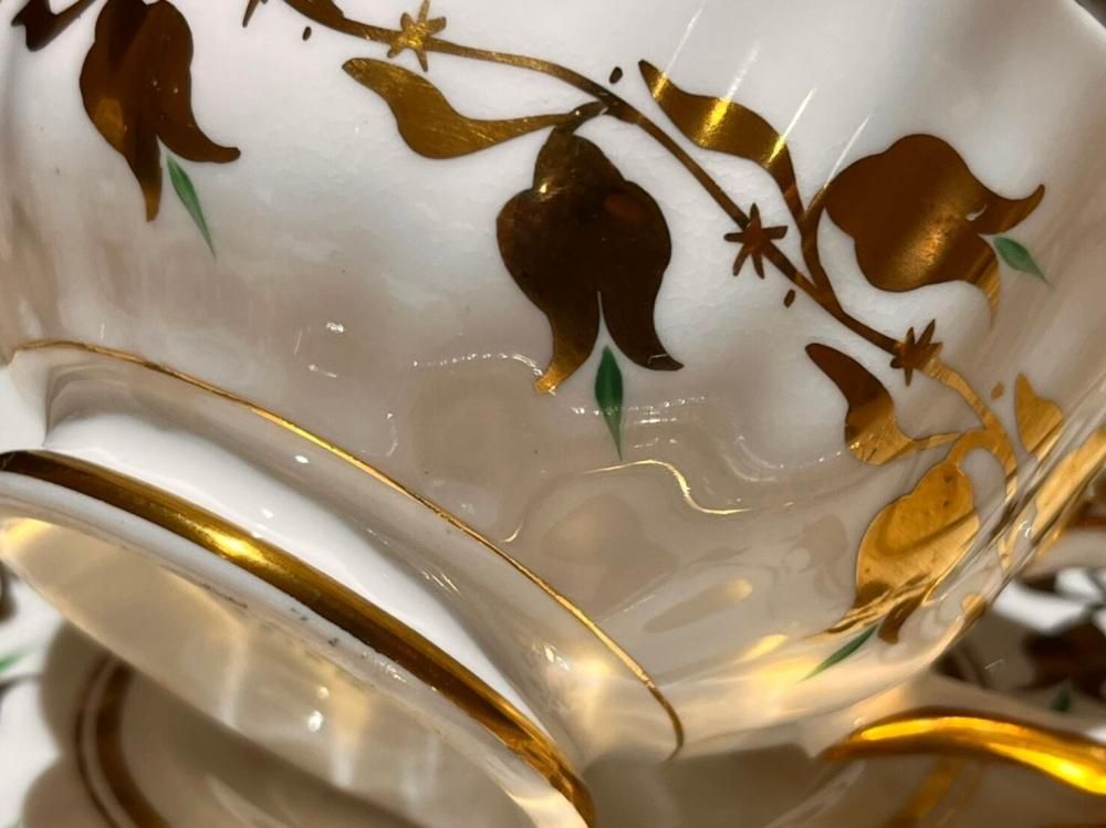 ロイヤルチェルシー 金のバラ柄のカップ&ソーサー - ANTIQUE LEAVES ロイヤルチェルシー 金のバラ柄のカップ&ソーサー - ANTIQUE LEAVES
