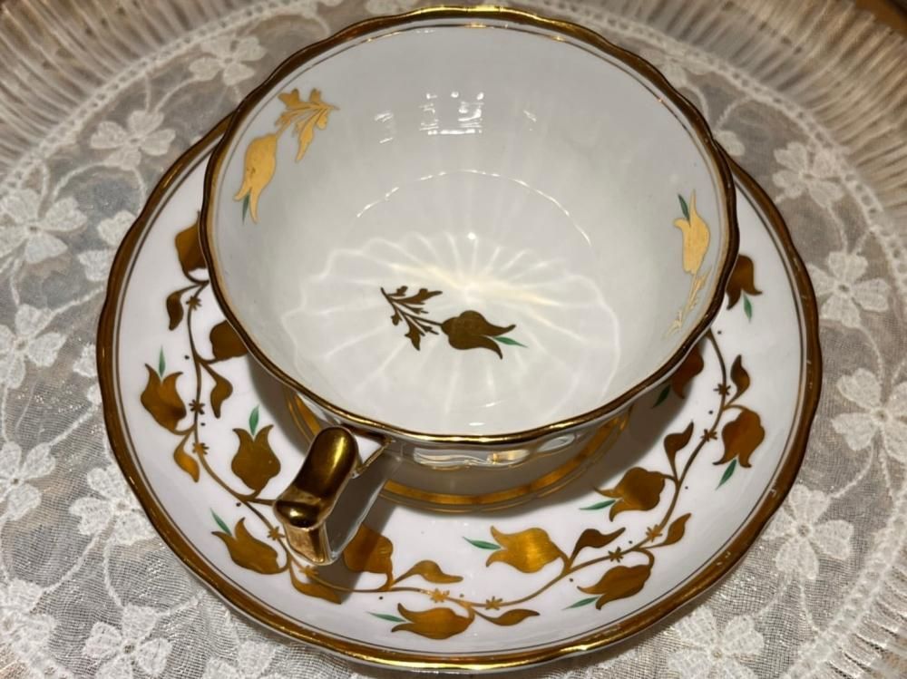 ロイヤルチェルシー 金のバラ柄のカップ&ソーサー - ANTIQUE LEAVES ロイヤルチェルシー 金のバラ柄のカップ&ソーサー - ANTIQUE LEAVES