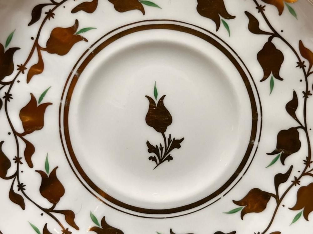 ロイヤルチェルシー 金のバラ柄のカップ&ソーサー - ANTIQUE LEAVES ロイヤルチェルシー 金のバラ柄のカップ&ソーサー - ANTIQUE LEAVES