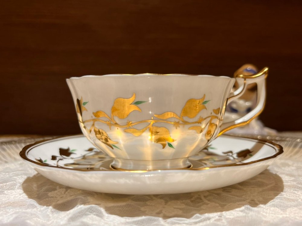 ロイヤルチェルシー　金のバラ柄のカップ＆ソーサーの画像