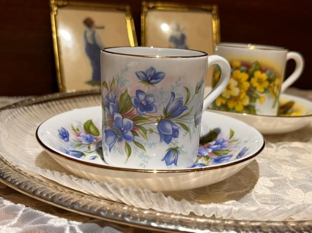 ロイヤルグラフトン 青と黄色の花柄デミタス カップ&ソーサー 2 ロイヤルグラフトン 青と黄色の花柄デミタス カップ&ソーサー 2