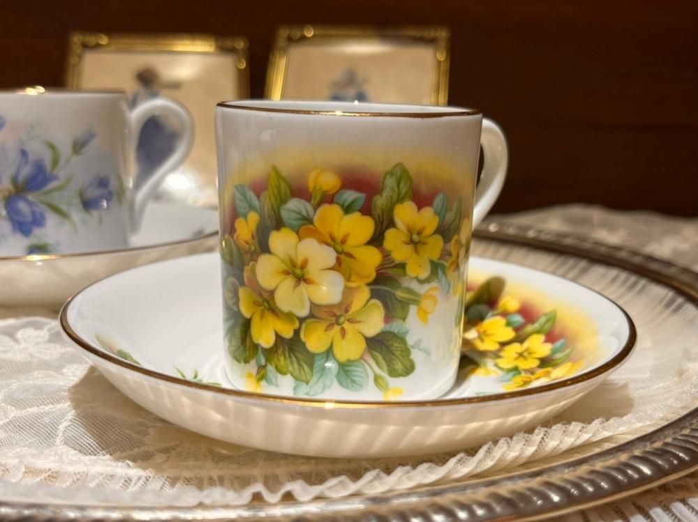 ロイヤルグラフトン 青と黄色の花柄デミタス カップ&ソーサー 2 ロイヤルグラフトン 青と黄色の花柄デミタス カップ&ソーサー 2