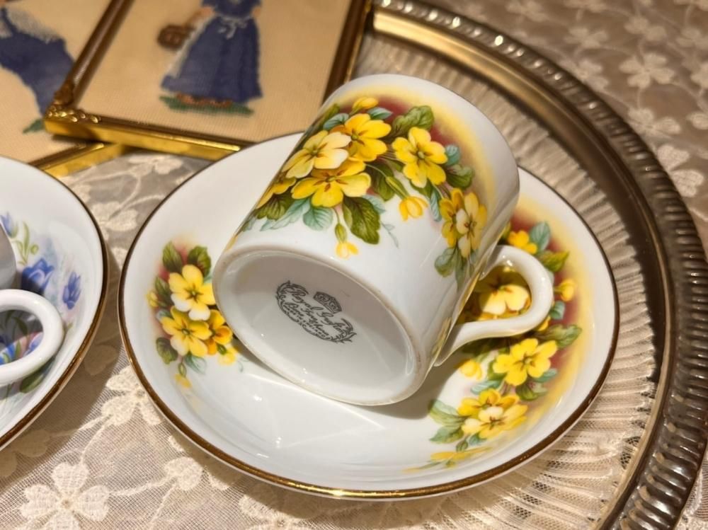 ロイヤルグラフトン 青と黄色の花柄デミタス カップ&ソーサー 2 ロイヤルグラフトン 青と黄色の花柄デミタス カップ&ソーサー 2