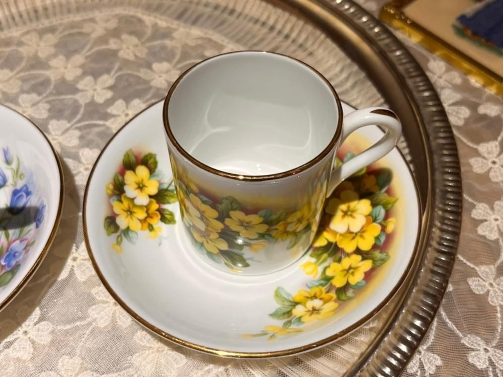 ロイヤルグラフトン 青と黄色の花柄デミタス カップ&ソーサー 2 ロイヤルグラフトン 青と黄色の花柄デミタス カップ&ソーサー 2