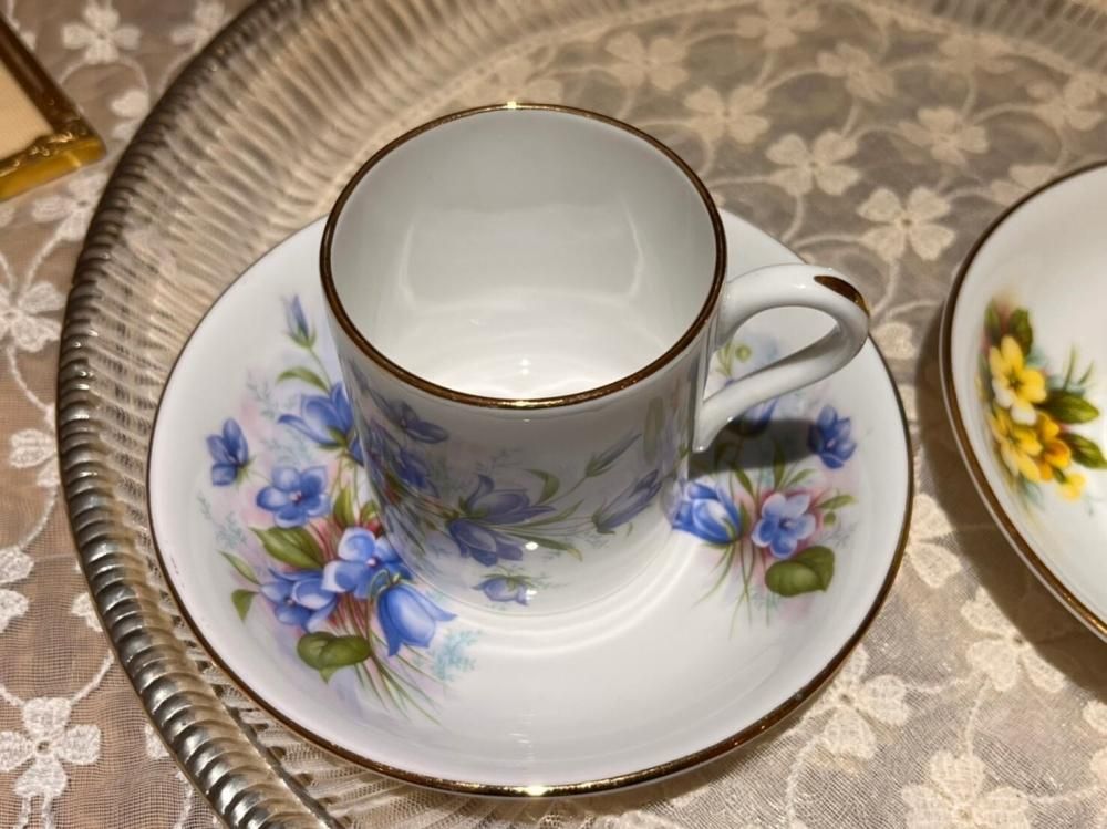 ロイヤルグラフトン 青と黄色の花柄デミタス カップ&ソーサー 2 ロイヤルグラフトン 青と黄色の花柄デミタス カップ&ソーサー 2