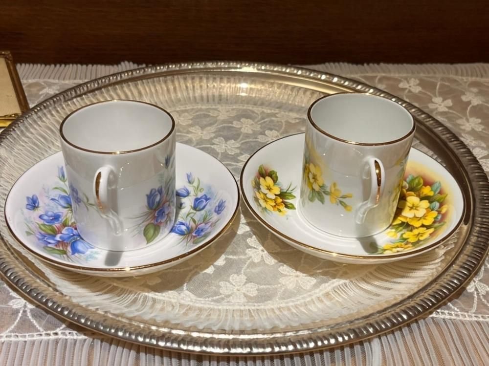 ロイヤルグラフトン 青と黄色の花柄デミタス カップ&ソーサー 2 ロイヤルグラフトン 青と黄色の花柄デミタス カップ&ソーサー 2