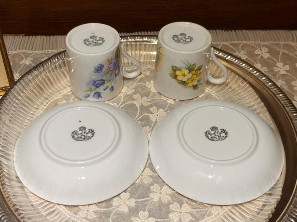 ロイヤルグラフトン 青と黄色の花柄デミタス カップ&ソーサー 2 ロイヤルグラフトン 青と黄色の花柄デミタス カップ&ソーサー 2