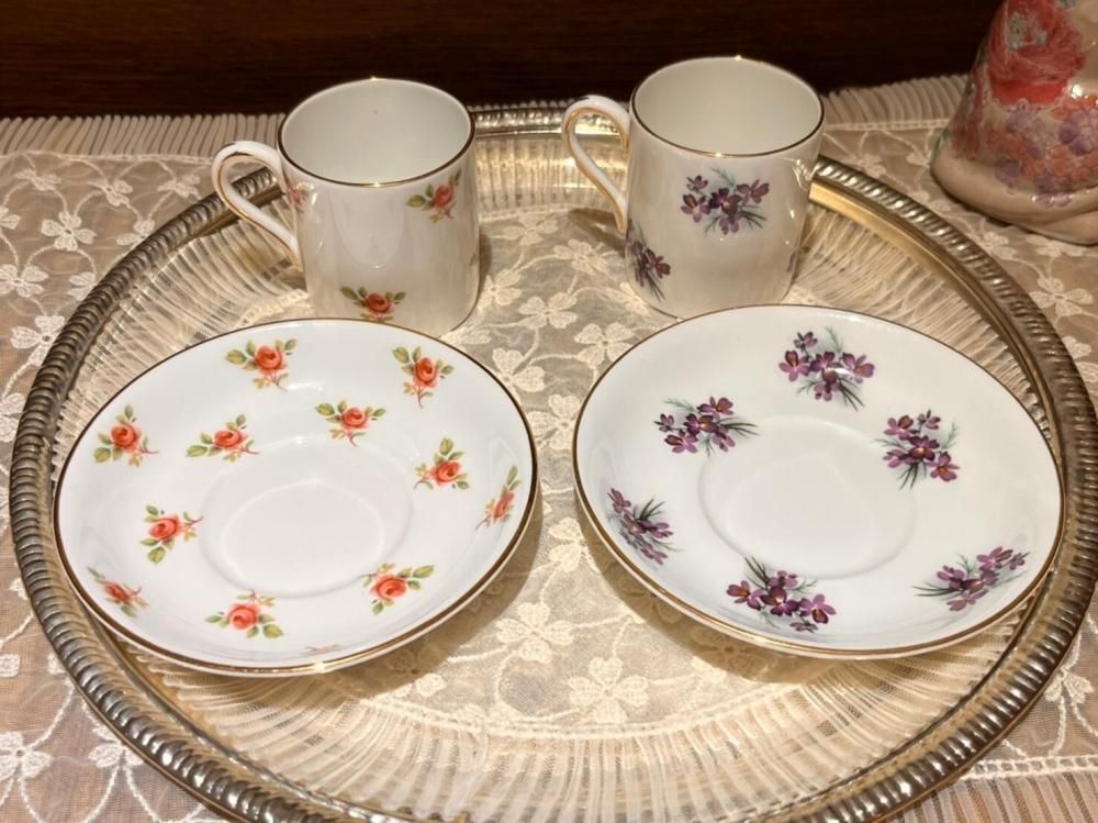 ロイヤルグラフトン 赤と紫の花柄デミタス カップ&ソーサー 2客 ロイヤルグラフトン 赤と紫の花柄デミタス カップ&ソーサー 2客