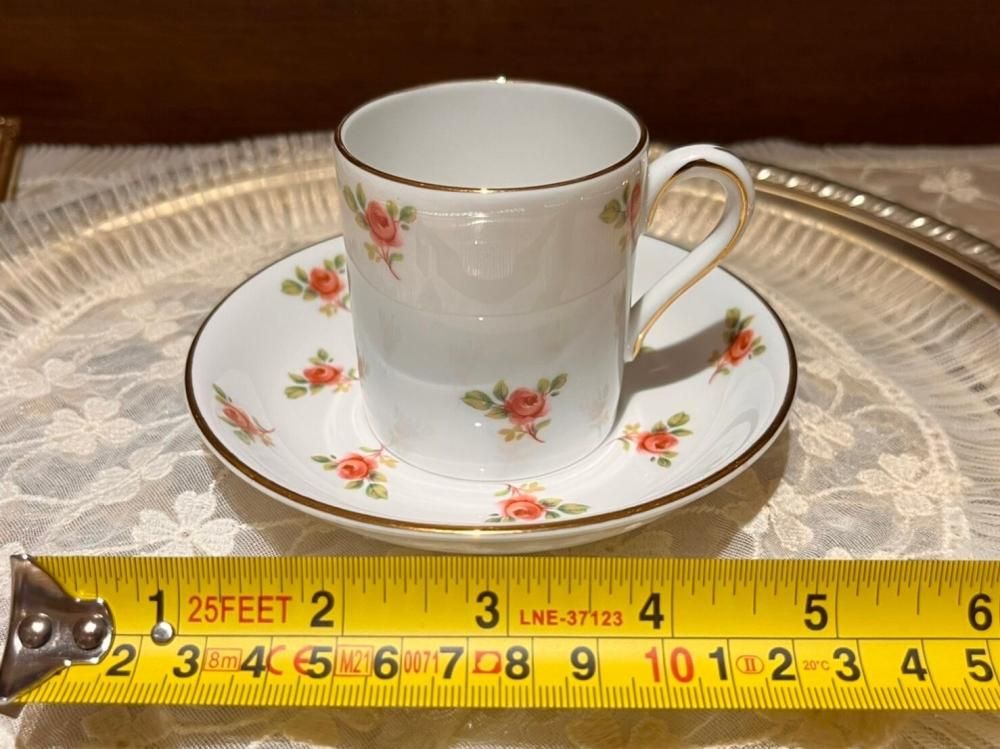 ロイヤルグラフトン 赤と紫の花柄デミタス カップ&ソーサー 2客 ロイヤルグラフトン 赤と紫の花柄デミタス カップ&ソーサー 2客