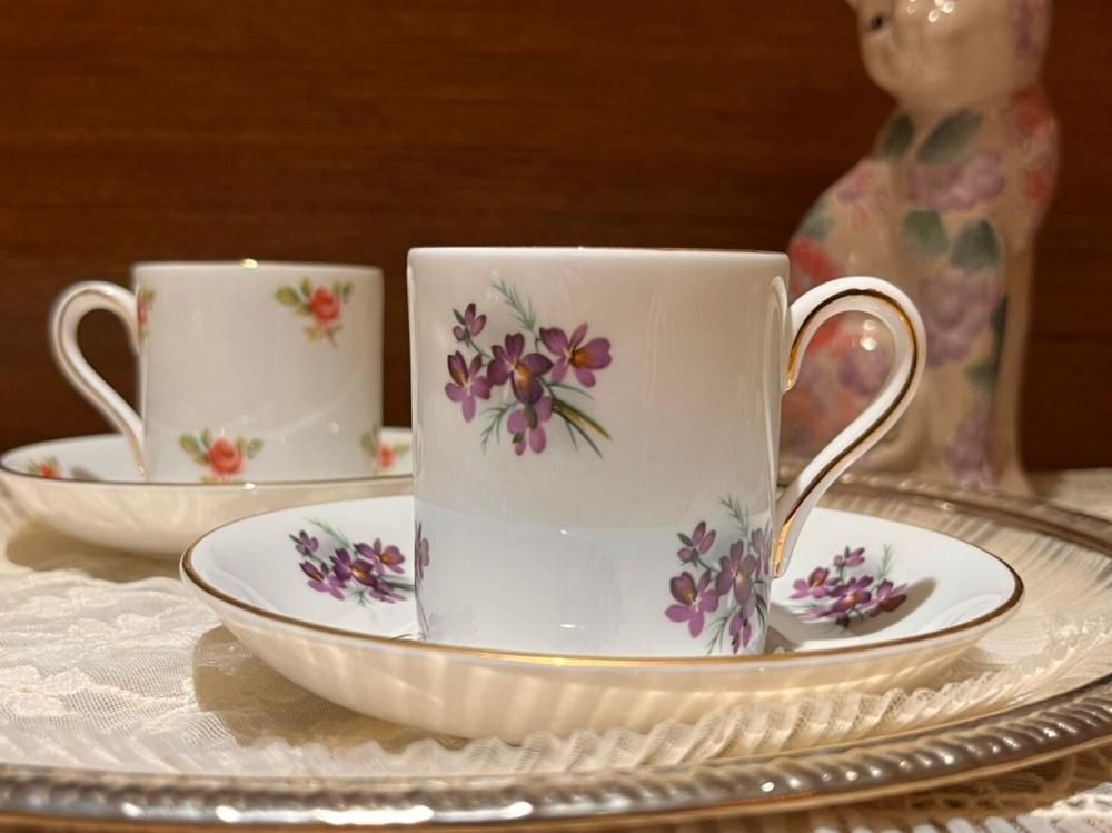 ロイヤルグラフトン 赤と紫の花柄デミタス カップ&ソーサー 2客 ロイヤルグラフトン 赤と紫の花柄デミタス カップ&ソーサー 2客