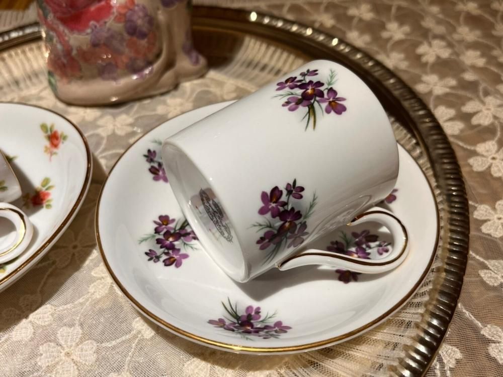 ロイヤルグラフトン 赤と紫の花柄デミタス カップ&ソーサー 2客 ロイヤルグラフトン 赤と紫の花柄デミタス カップ&ソーサー 2客