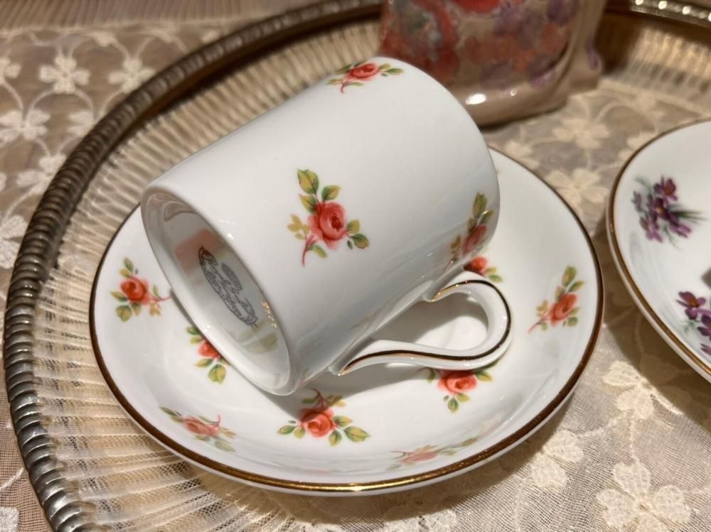 ロイヤルグラフトン 赤と紫の花柄デミタス カップ&ソーサー 2客 ロイヤルグラフトン 赤と紫の花柄デミタス カップ&ソーサー 2客