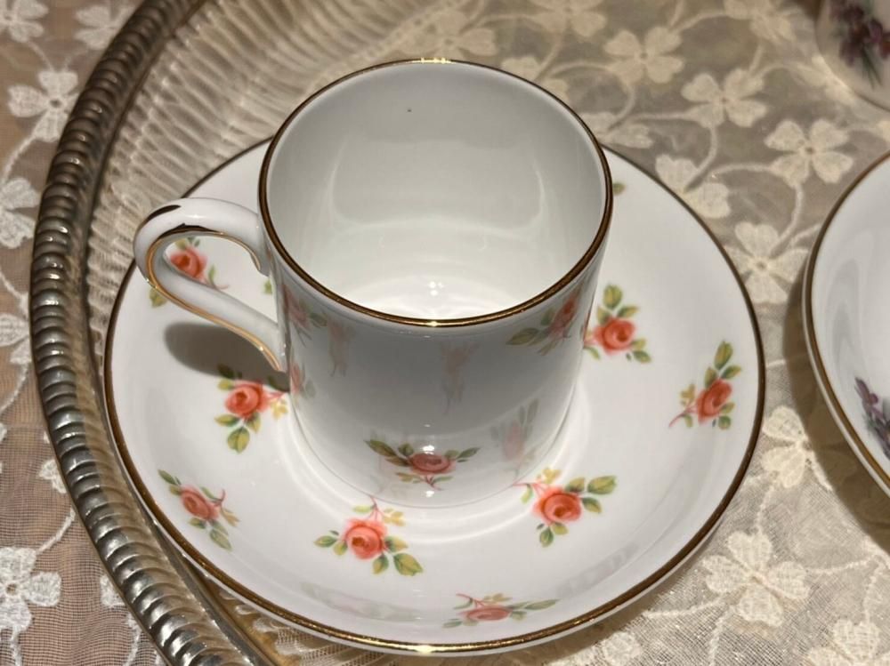 ロイヤルグラフトン 赤と紫の花柄デミタス カップ&ソーサー 2客 ロイヤルグラフトン 赤と紫の花柄デミタス カップ&ソーサー 2客