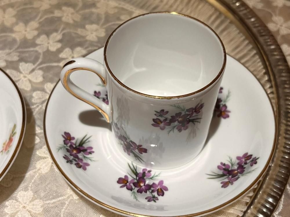ロイヤルグラフトン 赤と紫の花柄デミタス カップ&ソーサー 2客 ロイヤルグラフトン 赤と紫の花柄デミタス カップ&ソーサー 2客