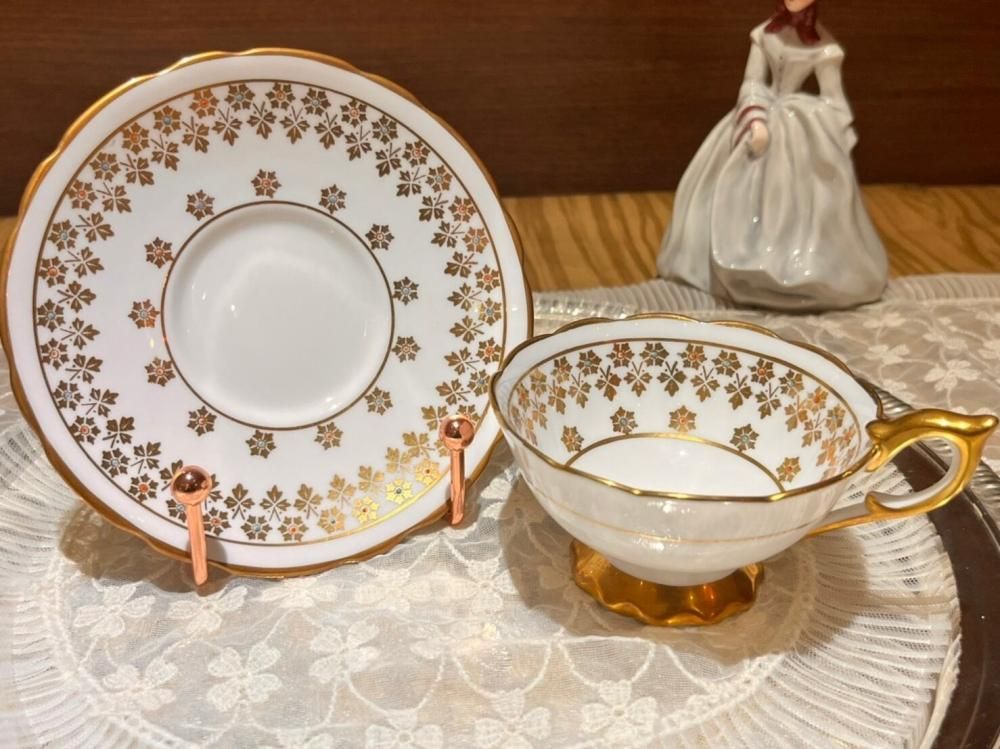 ロイヤルスタッフォード 金彩の花柄 カップ＆ソーサー - ANTIQUE