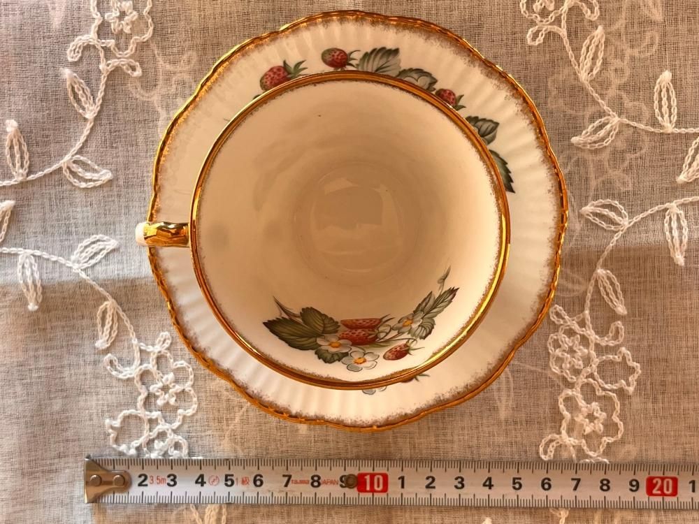 珍品?】白地花図皿（キズあり） 珍品?】白地花図皿（キズあり） 珍品