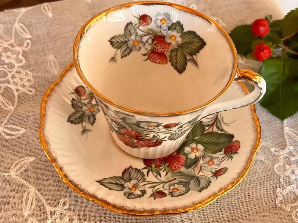 愛らしい英国製ソールズベリーのカップ＆ソーサー