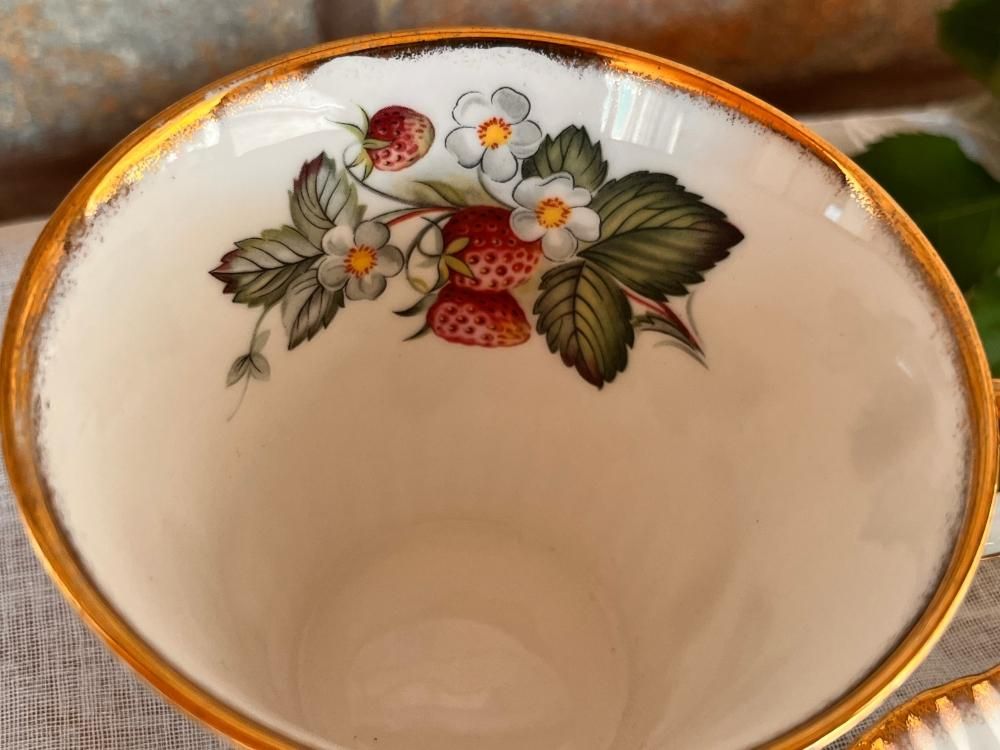 珍品?】白地花図皿（キズあり） 珍品?】白地花図皿（キズあり） 珍品