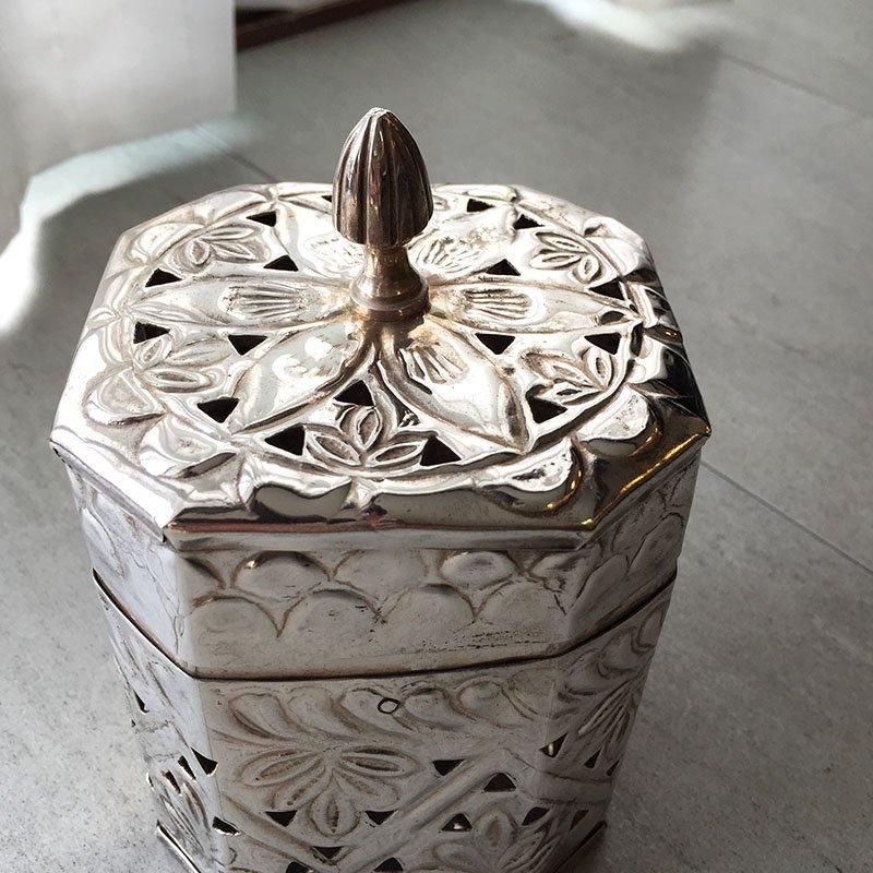 オリエンタル 八角形 銀メッキ TIN缶 蓮の花デザイン