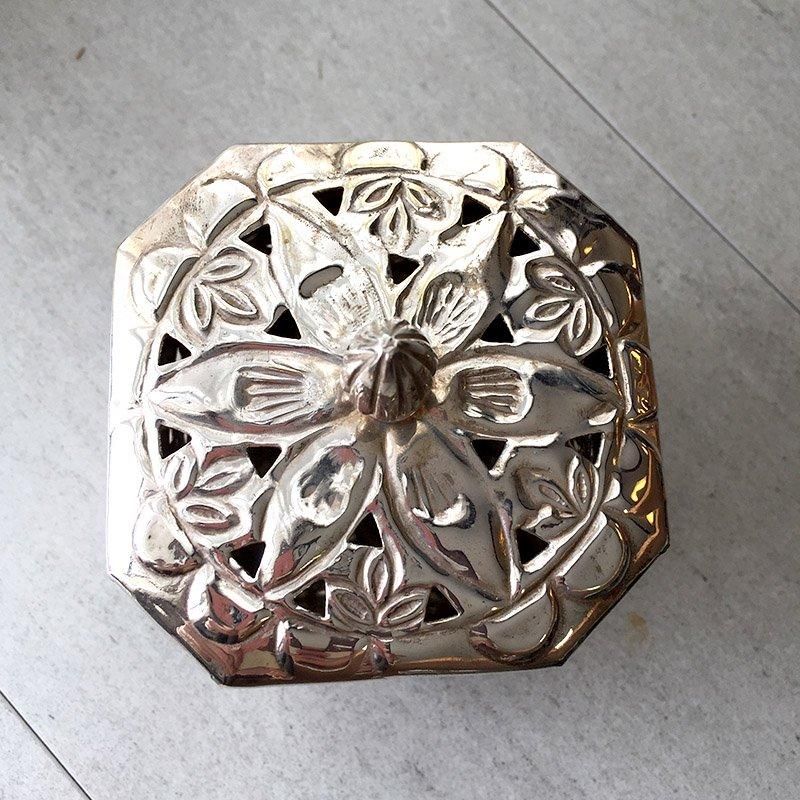 オリエンタル 八角形 銀メッキ TIN缶 蓮の花デザイン