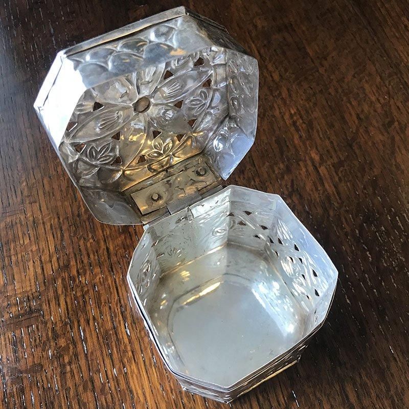 オリエンタル 八角形 銀メッキ TIN缶 蓮の花デザイン