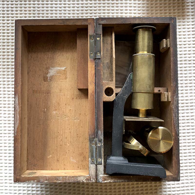 古道具 木箱に入った顕微鏡の画像