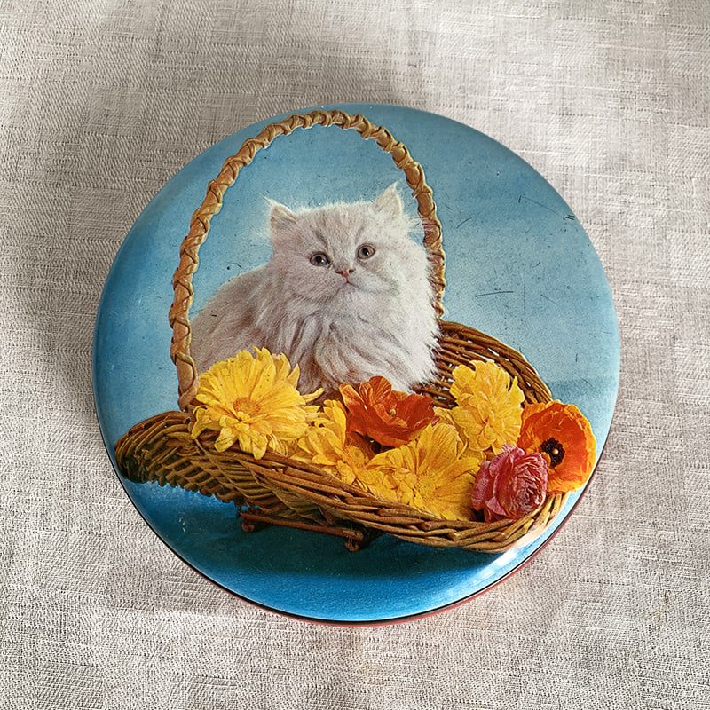 TIN缶 丸いお菓子・キャンディー缶　猫のイラストの画像