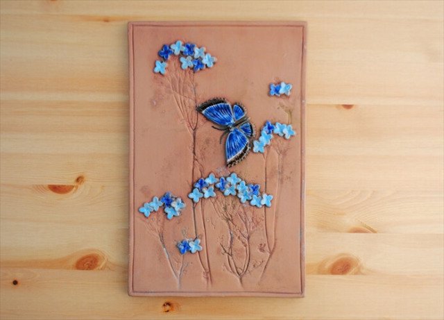 スウェーデン製 JIE GANTOFTA 陶板 ブルーのお花と蝶々 AIMO 北欧 ウォールプレート 壁掛け陶器 オブジェ インテリア アンティーク_221104の画像