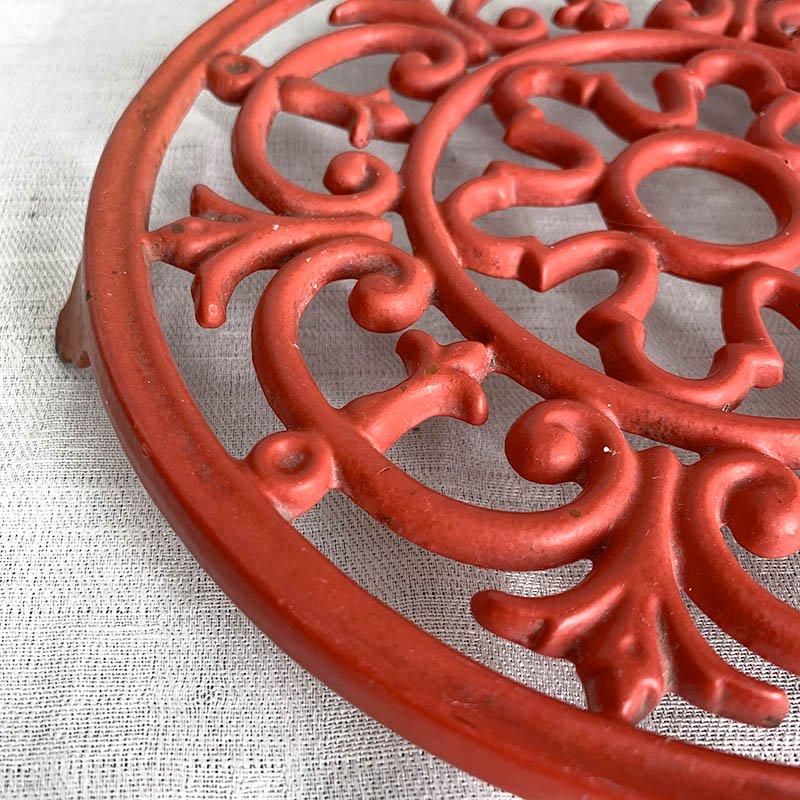 鮮やかなフランス製赤い大きな鍋敷き