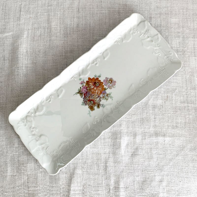 ケーキ皿　長皿　レクタングル　白磁花柄　モールド　CNP　 
12TWcn68の画像