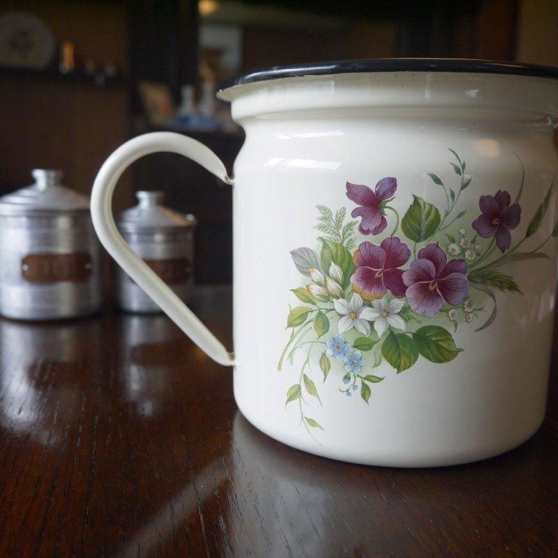 大きめのホーロー製ジャグ 大きめのホーロー製ジャグ