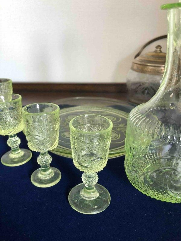 ウランガラスのリキュールグラスセット 11TWl20 - ANTIQUE LEAVES ウランガラスのリキュールグラスセット 11TWl20 - ANTIQUE LEAVES