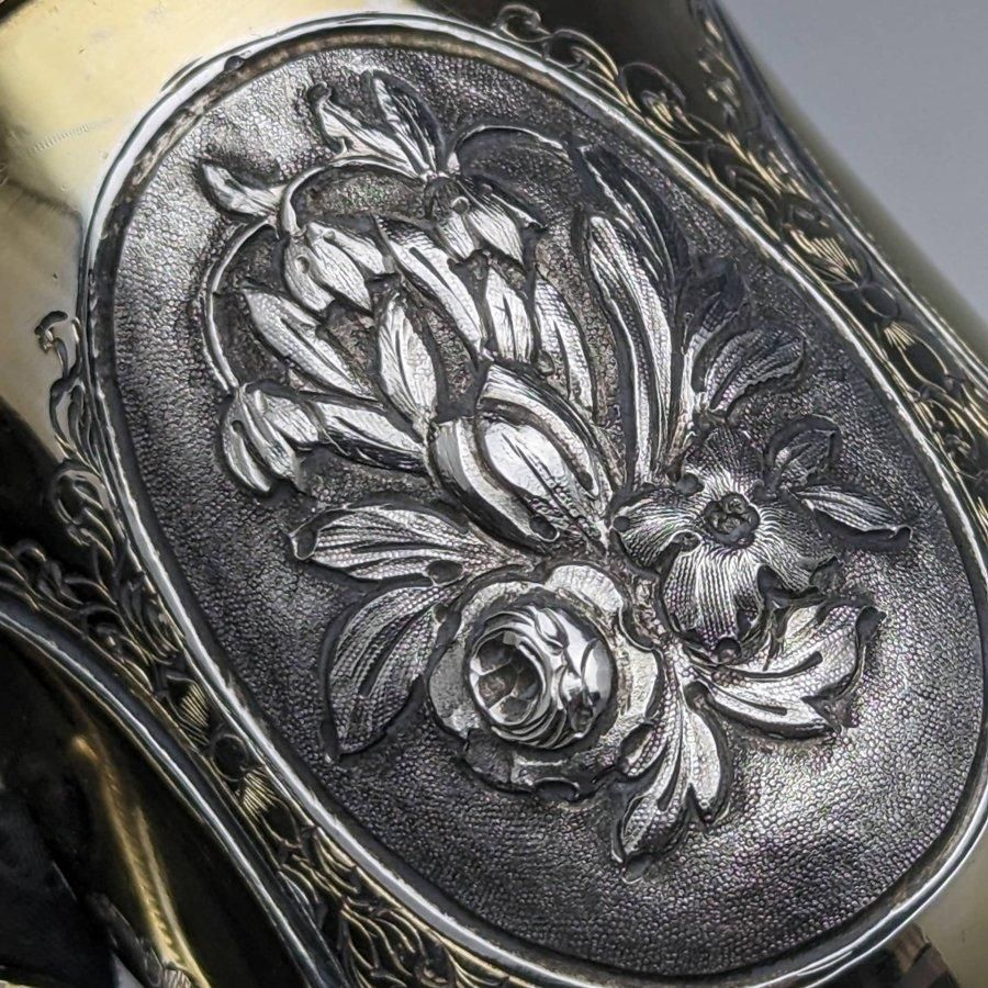 1867年 英国アンティーク 純銀ゴールド装飾 花彫刻マグカップ 1867年 英国アンティーク 純銀ゴールド装飾 花彫刻マグカップ