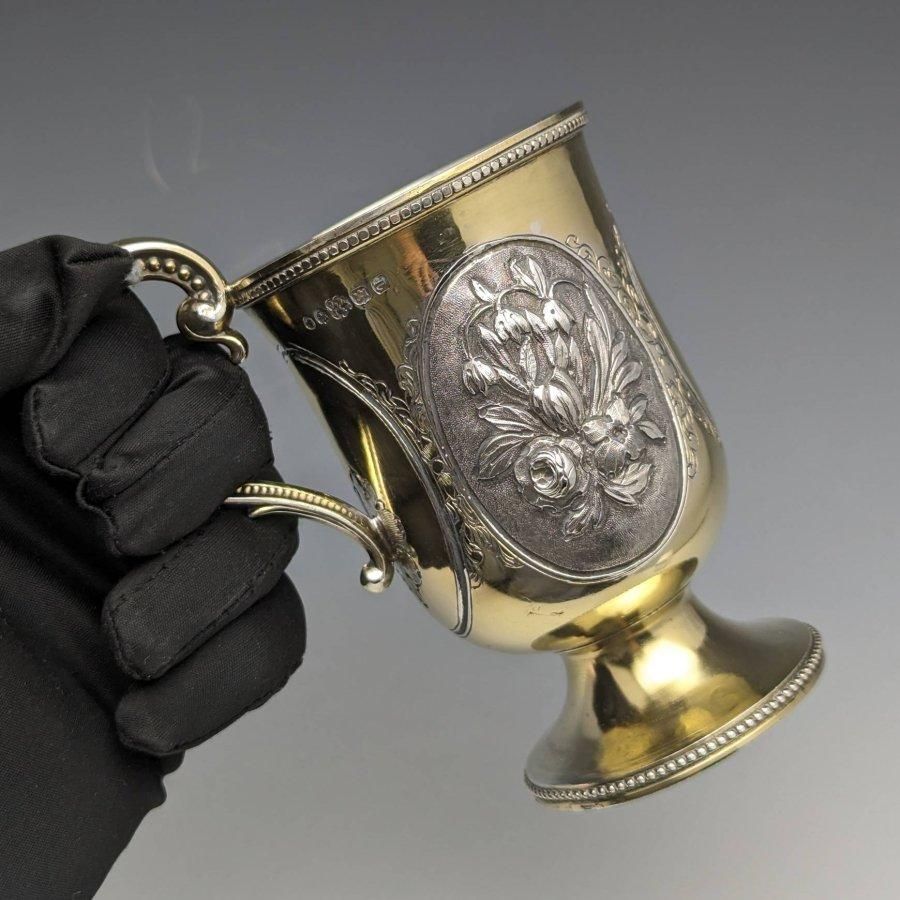 1867年 英国アンティーク 純銀ゴールド装飾 花彫刻マグカップ 1867年 英国アンティーク 純銀ゴールド装飾 花彫刻マグカップ