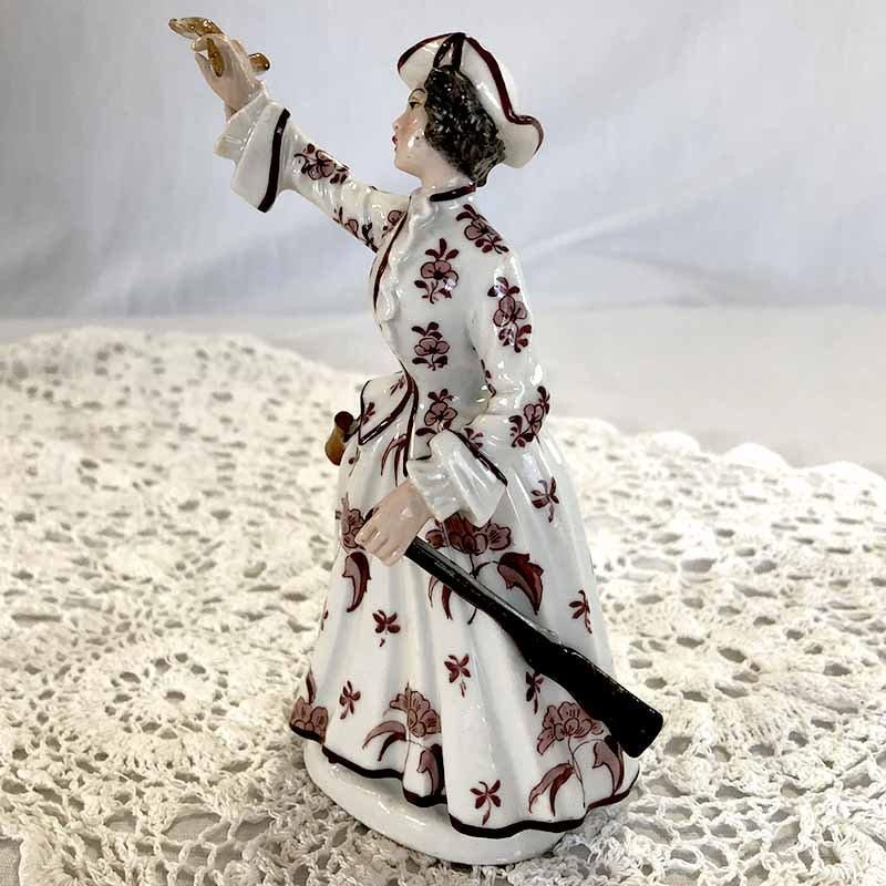 エレガントな陶器人形 鳥鷲掴みの狩猟シーン