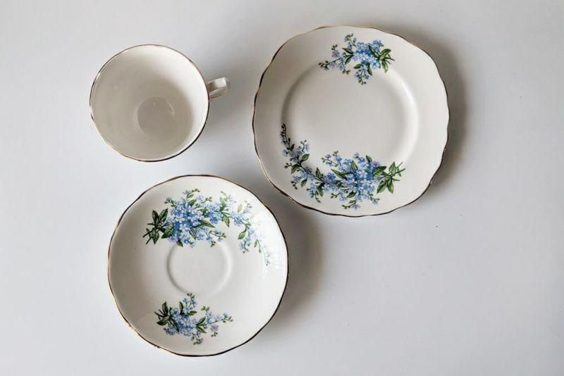 美品クレイユモントロー　可愛いリボンと勿忘草のカップ　フランスアンティーク ヴィンテージティーカップトリオ Queen Anne 勿忘草 - ANTIQUE