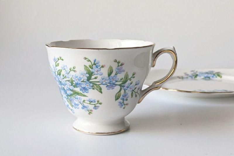 美品クレイユモントロー　可愛いリボンと勿忘草のカップ　フランスアンティーク ヴィンテージティーカップトリオ Queen Anne 勿忘草 - ANTIQUE