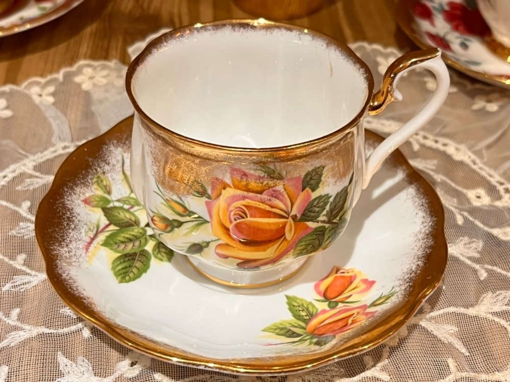 ロイヤルアルバート　金彩豪華なマーガレット柄のカップ＆ソーサーの画像