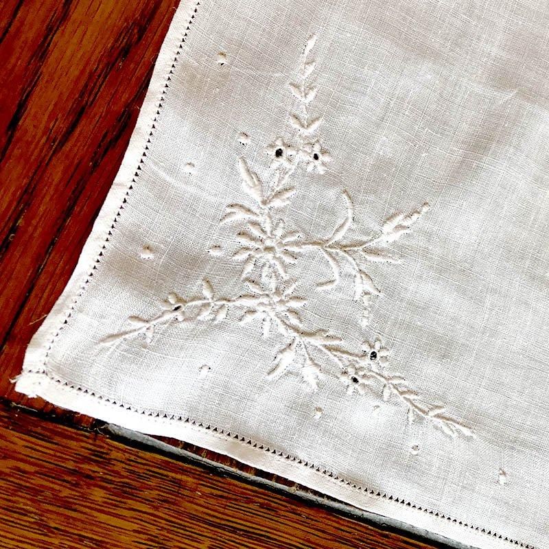 フランス製繊細なコーナー花刺繍テーブルナプキン