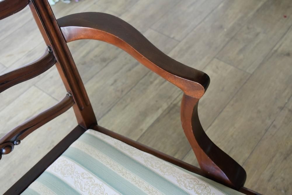 英国製アダムスタイルアームチェア 1920年代の優雅な逸品