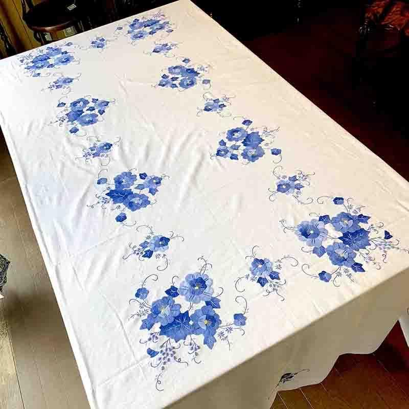 テーブルクロス 白無地にブルーの花刺繍 パッチワーク刺繍 大判 テーブルクロス 白無地にブルーの花刺繍 パッチワーク刺繍 大判