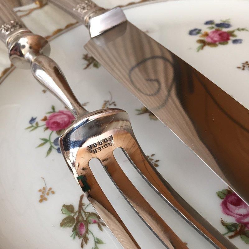 豪華な食材を切り分けるナイフフォークセット