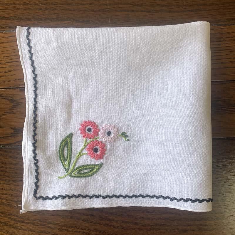 魅力的な花刺繍リネンのティーナフキン