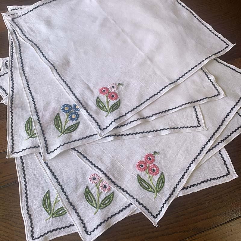 魅力的な花刺繍リネンのティーナフキン