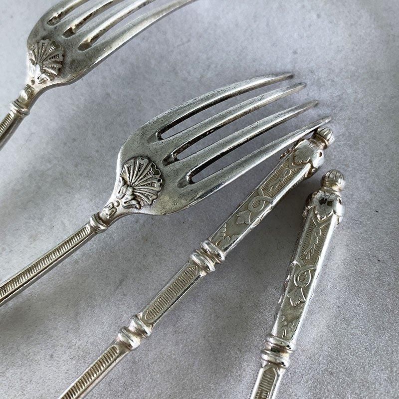 銀の持ち手に美しい黄銅のナイフとフォーク（デザート