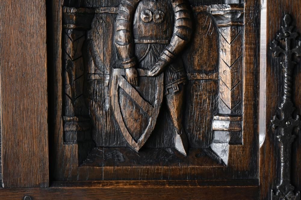 英国製1870年代 オークキャビネット｜重厚な彫刻×無垢材