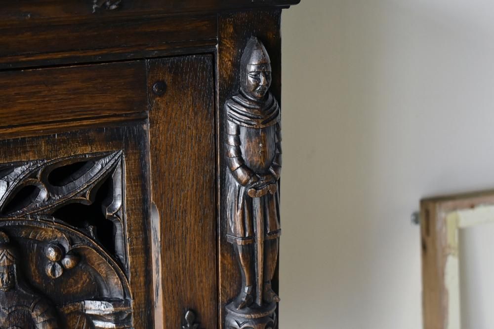 英国製1870年代 オークキャビネット｜重厚な彫刻×無垢材