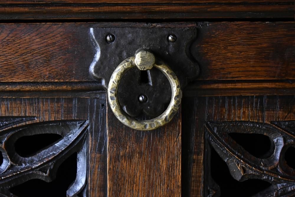 英国製1870年代 オークキャビネット｜重厚な彫刻×無垢材